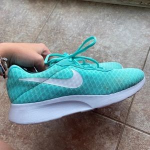 nike tanjun women’s sneakers